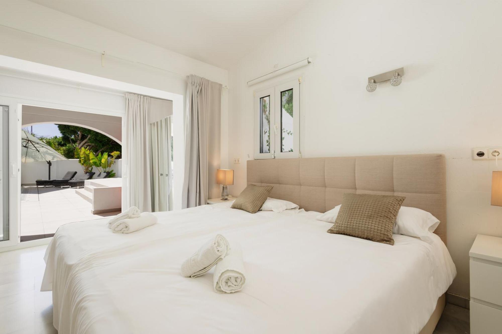 6 Bedroom Villa, With Heated Pool And Sea Views, Next To The Of Costabella Vakantiehuis