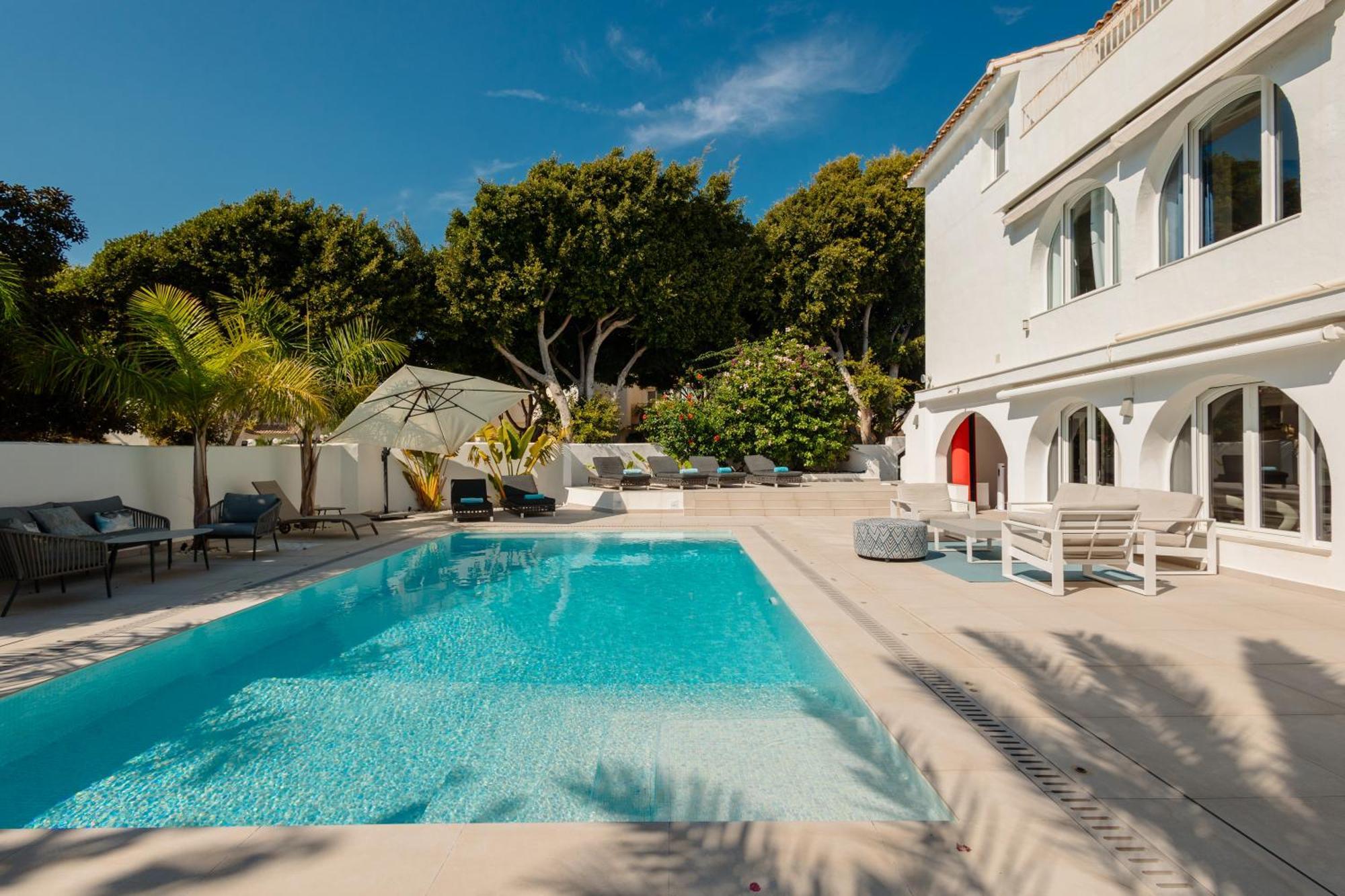 6 Bedroom Villa, With Heated Pool And Sea Views, Next To The Of Costabella Vakantiehuis