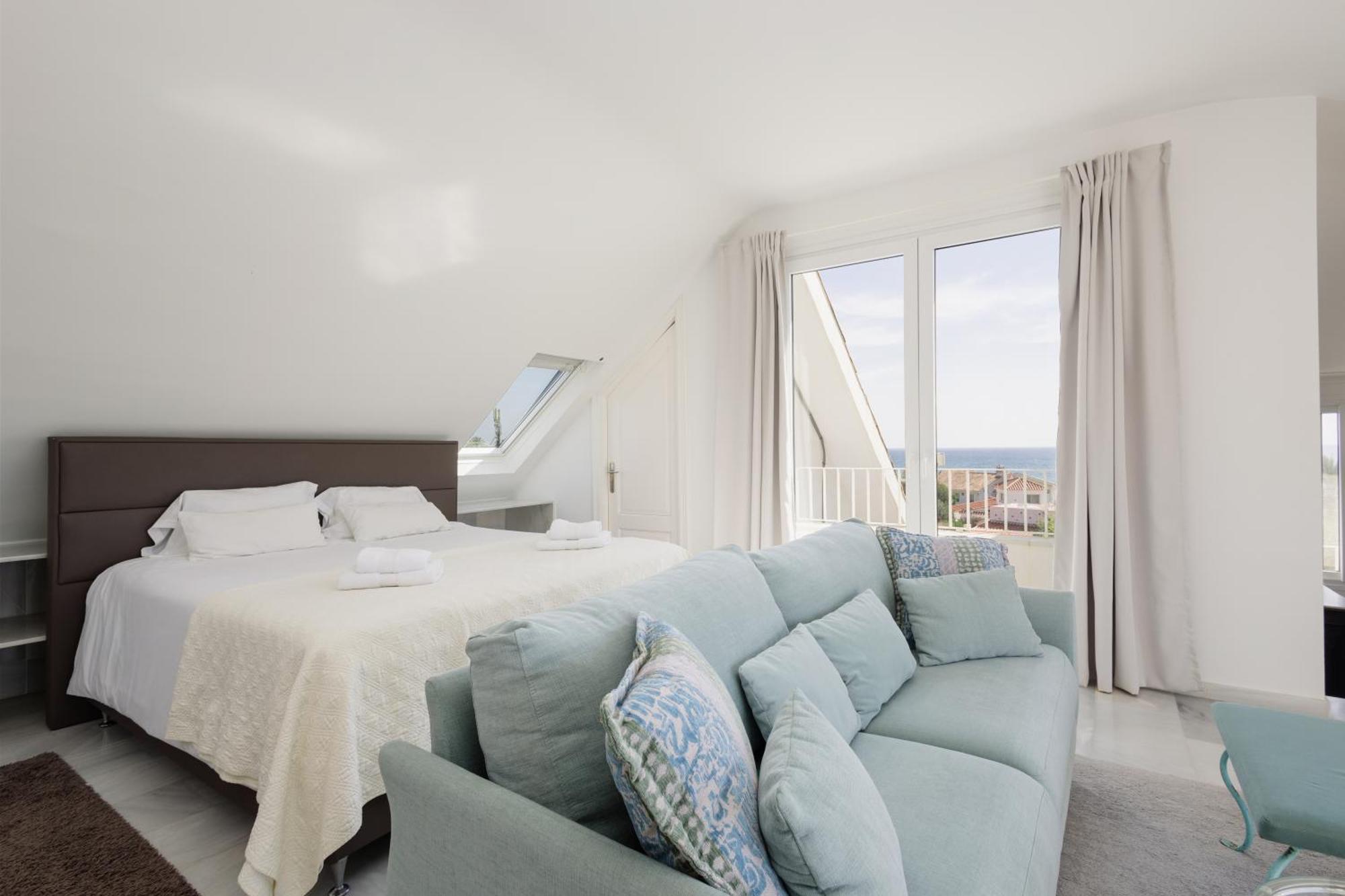 Vakantiehuis 6 Bedroom Villa, With Heated Pool And Sea Views, Next To The Of Costabella Marbella