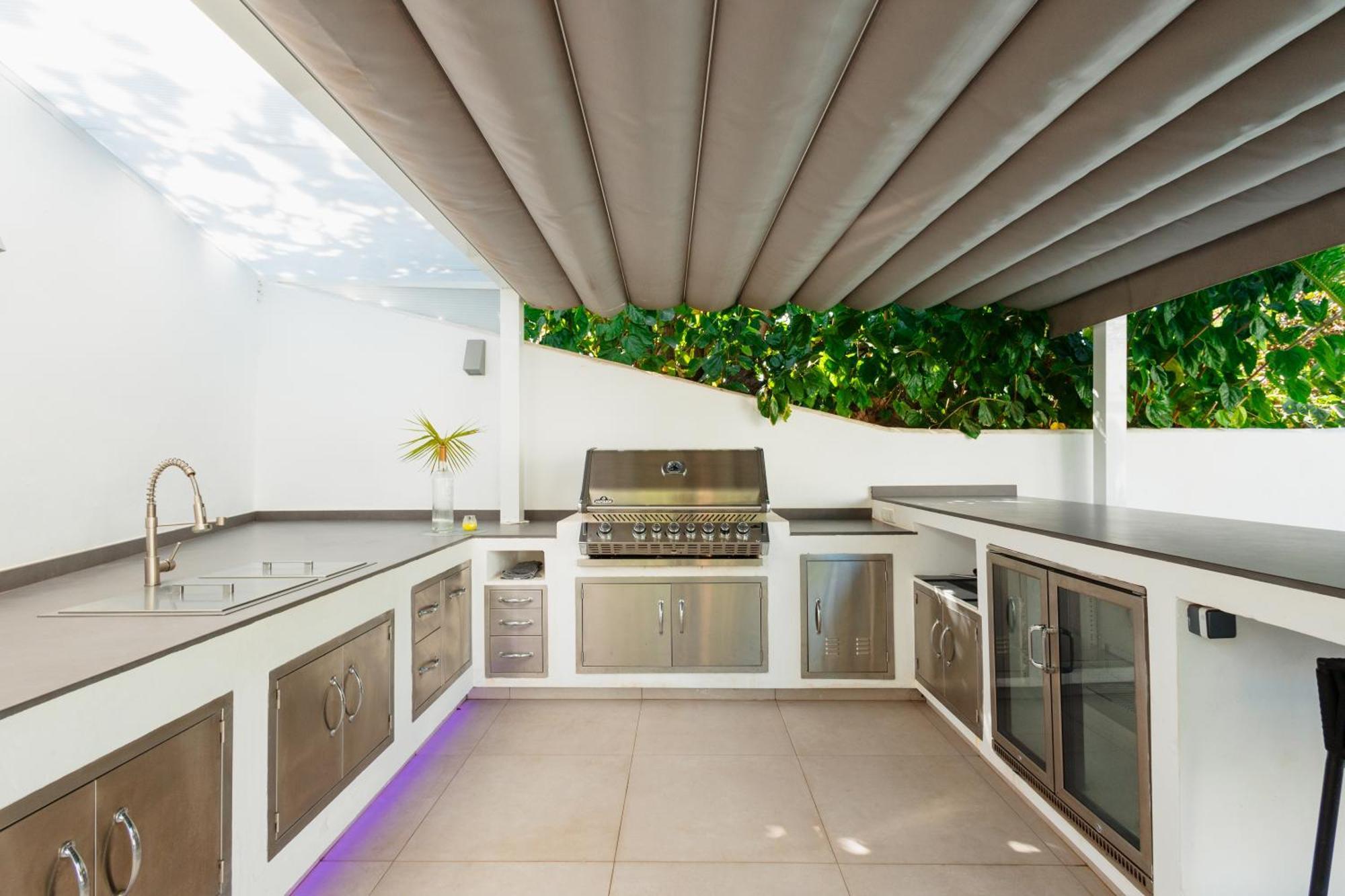 Vakantiehuis 6 Bedroom Villa, With Heated Pool And Sea Views, Next To The Of Costabella