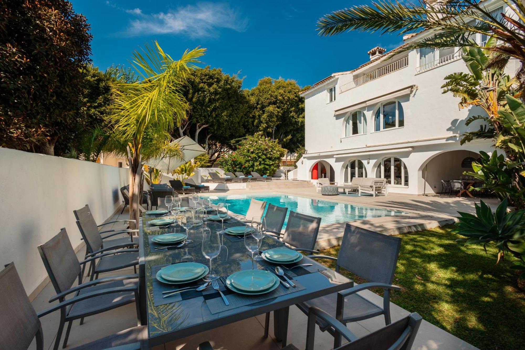 6 Bedroom Villa, With Heated Pool And Sea Views, Next To The Of Costabella Vakantiehuis