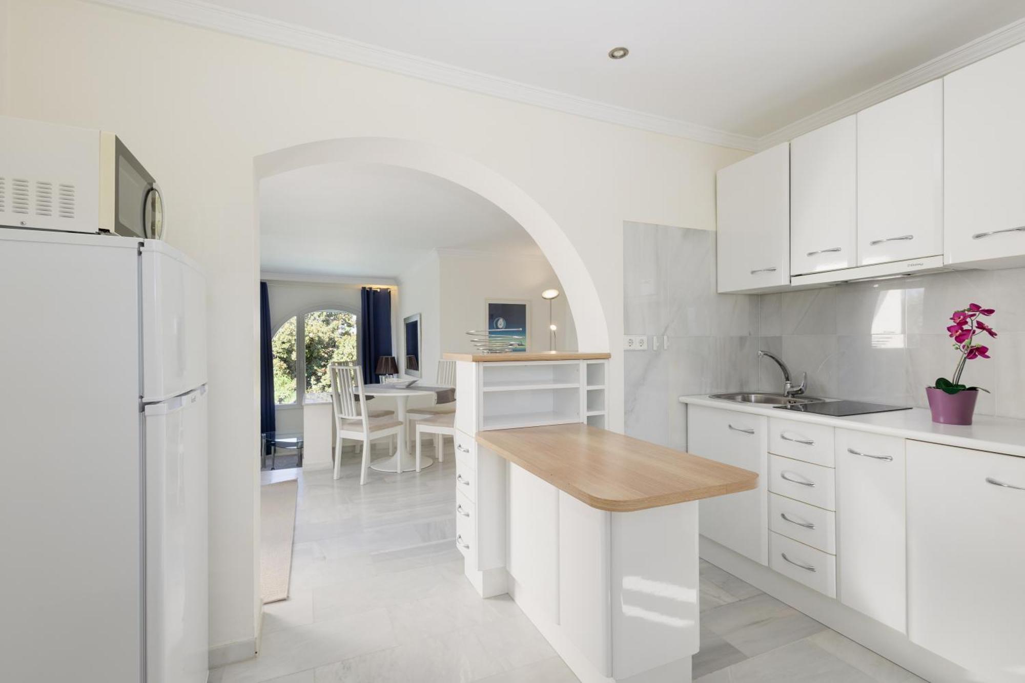 Vakantiehuis 6 Bedroom Villa, With Heated Pool And Sea Views, Next To The Of Costabella Marbella