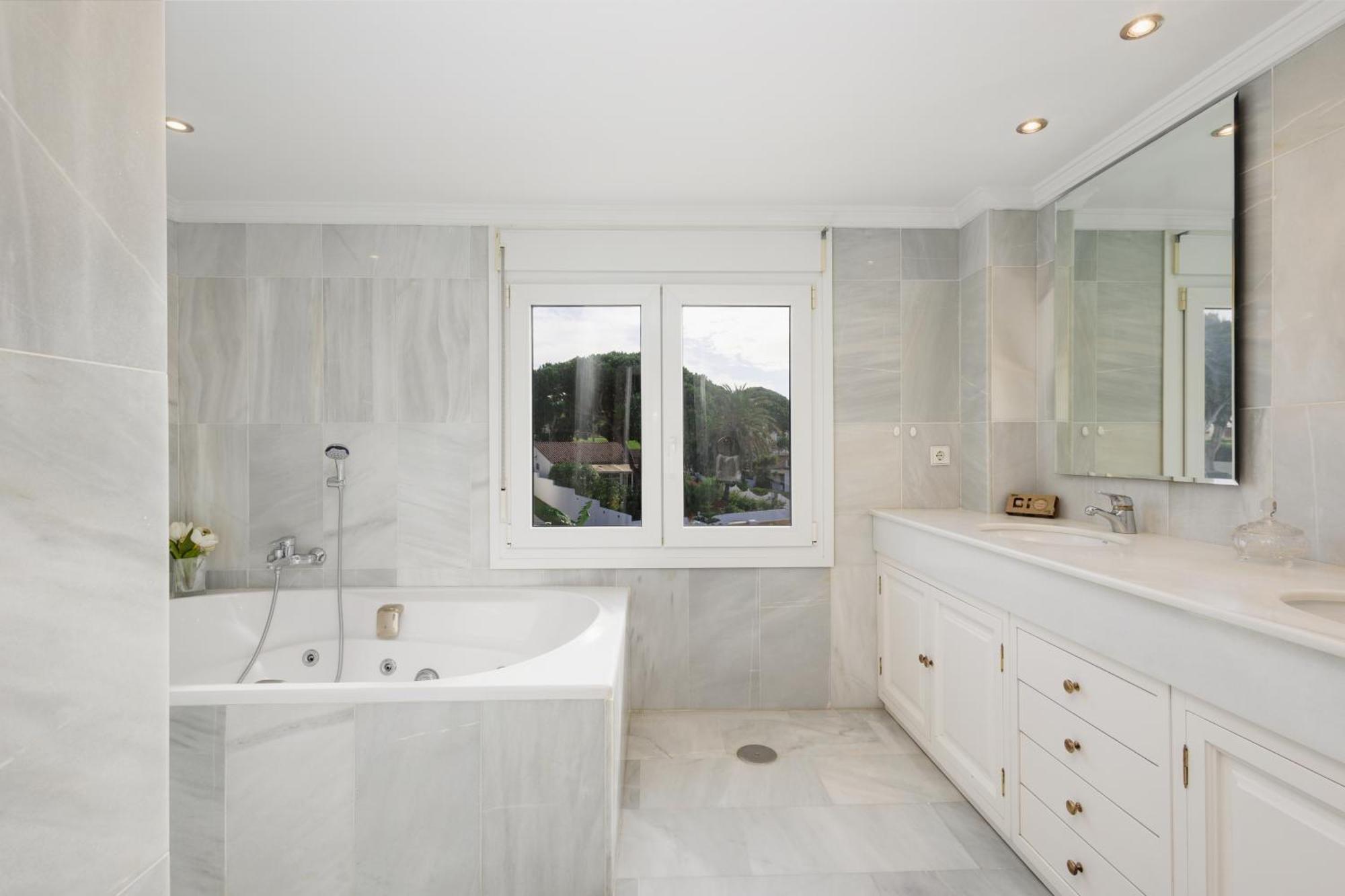 Vakantiehuis 6 Bedroom Villa, With Heated Pool And Sea Views, Next To The Of Costabella