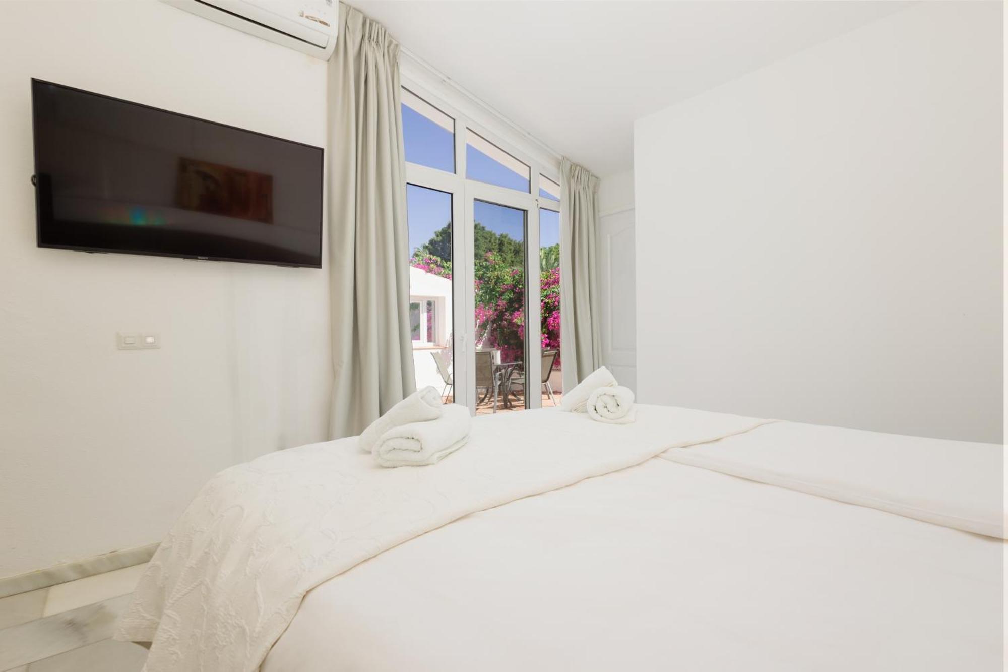 6 Bedroom Villa, With Heated Pool And Sea Views, Next To The Of Costabella Casa de férias Marbella