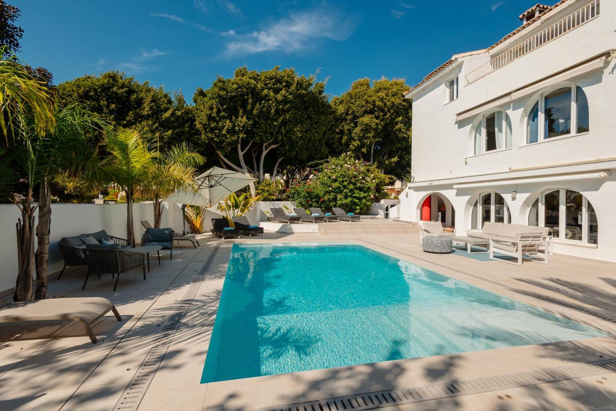 6 Bedroom Villa, With Heated Pool And Sea Views, Next To The Of Costabella Casa de férias Marbella