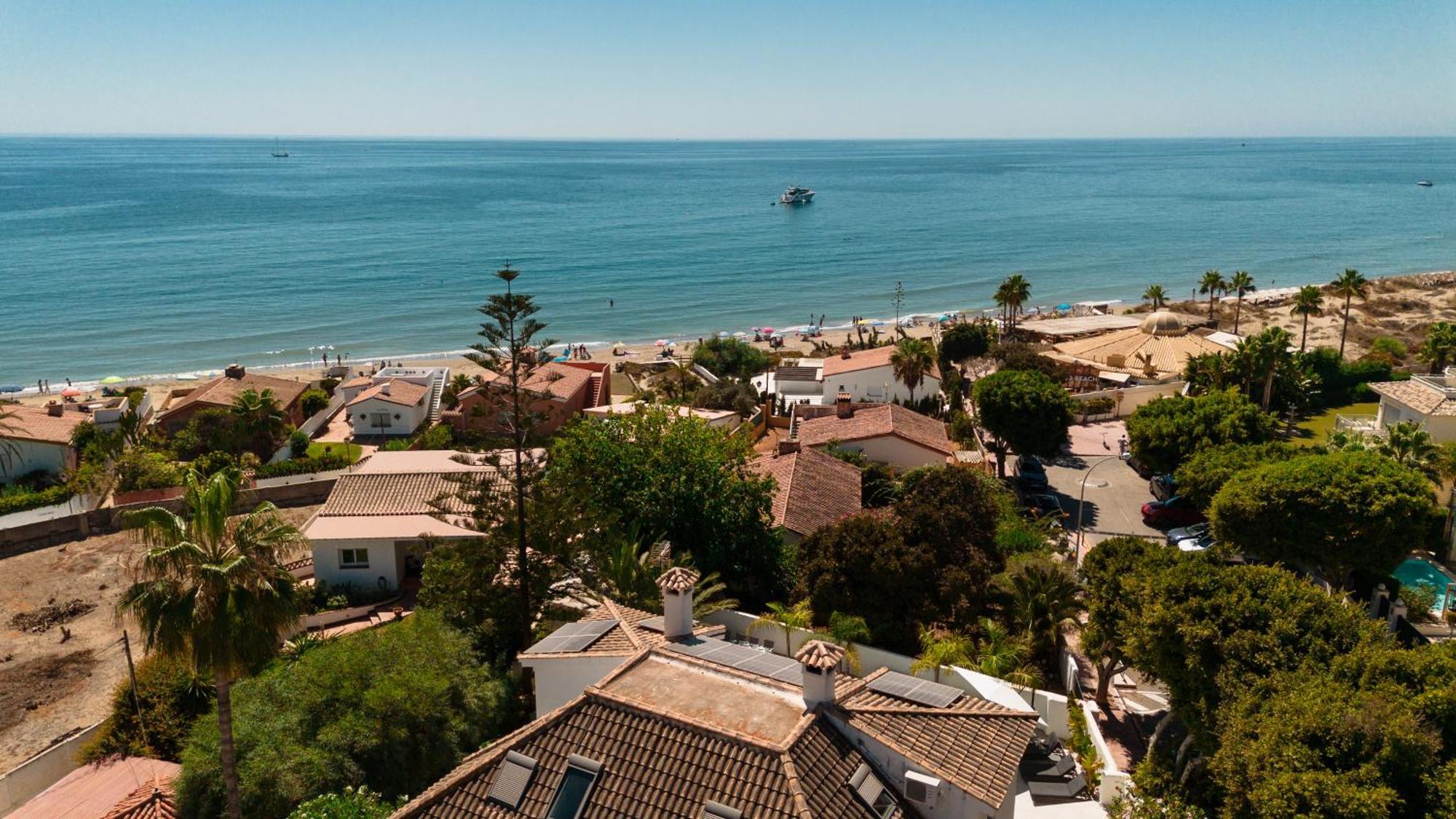 6 Bedroom Villa, With Heated Pool And Sea Views, Next To The Of Costabella Casa de férias *