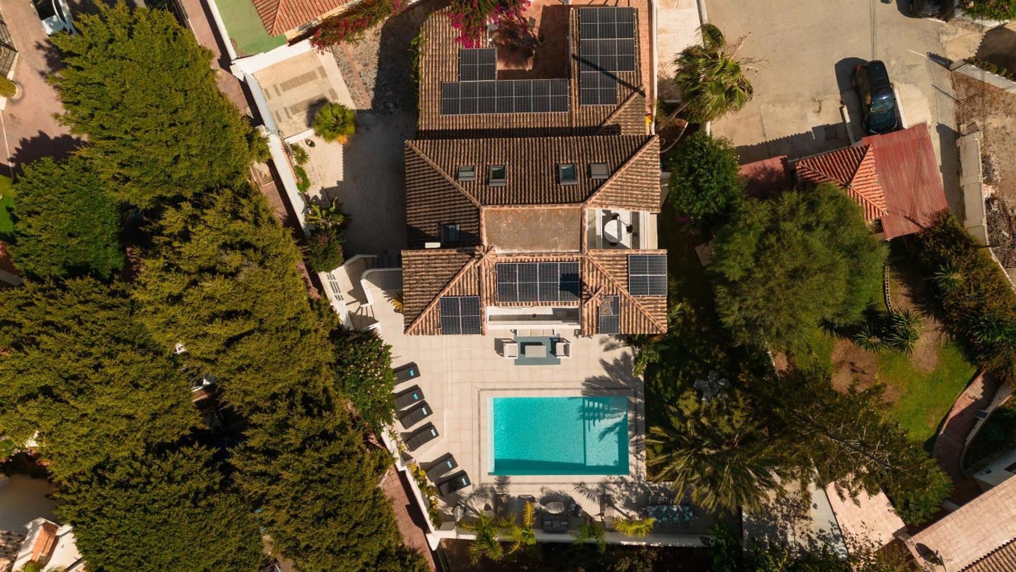 Casa de férias 6 Bedroom Villa, With Heated Pool And Sea Views, Next To The Of Costabella Marbella