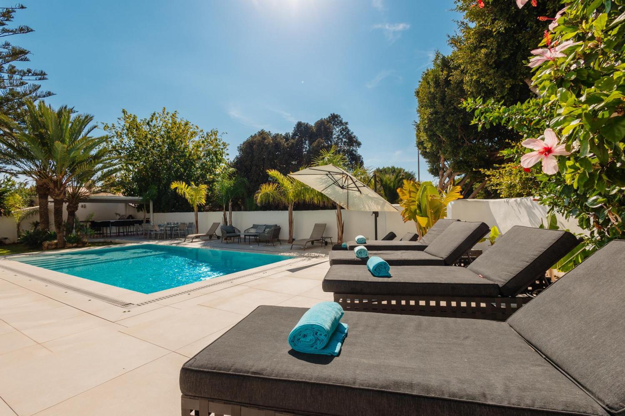 Casa de férias 6 Bedroom Villa, With Heated Pool And Sea Views, Next To The Of Costabella