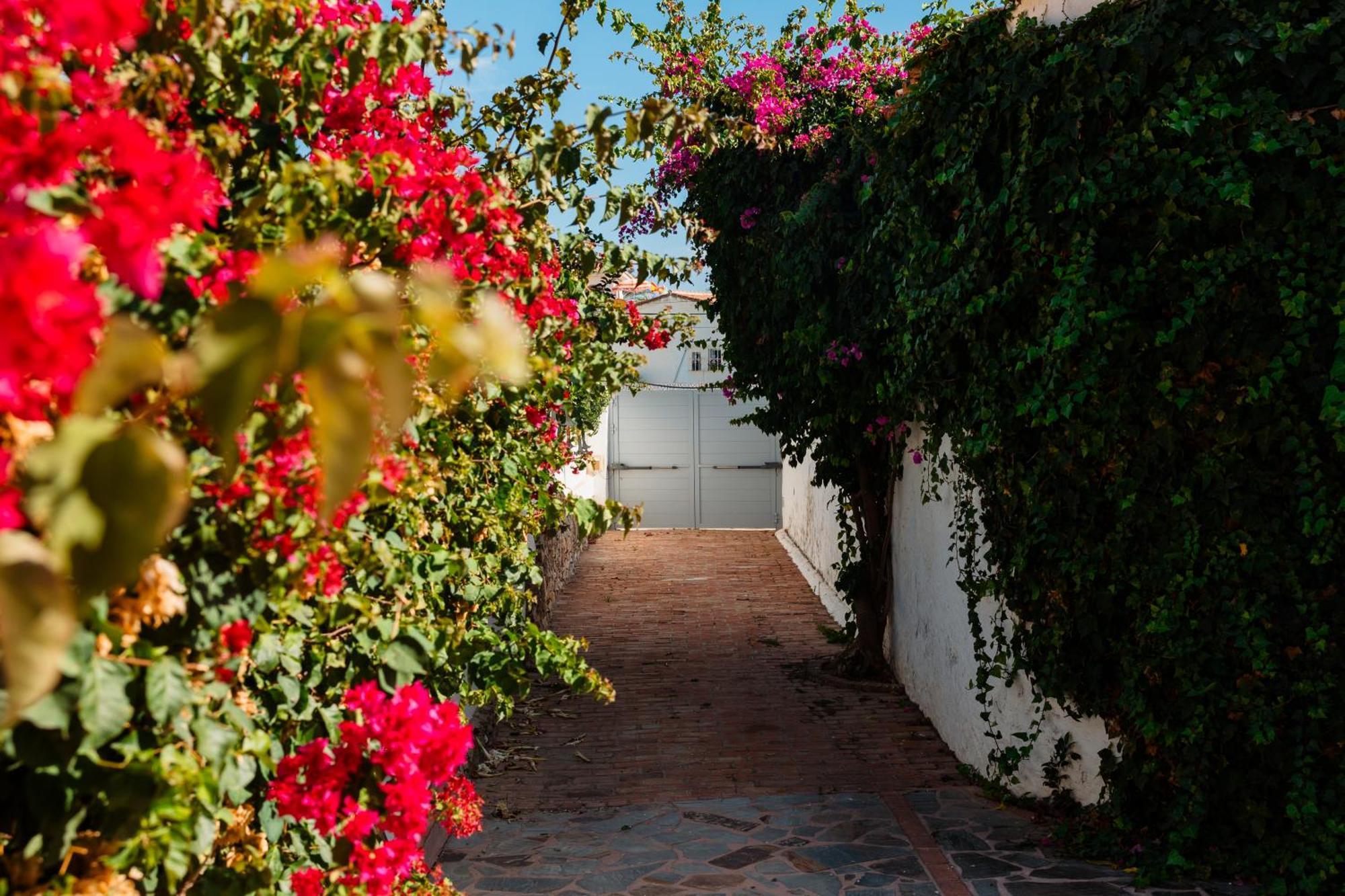 6 Bedroom Villa, With Heated Pool And Sea Views, Next To The Of Costabella Casa de férias