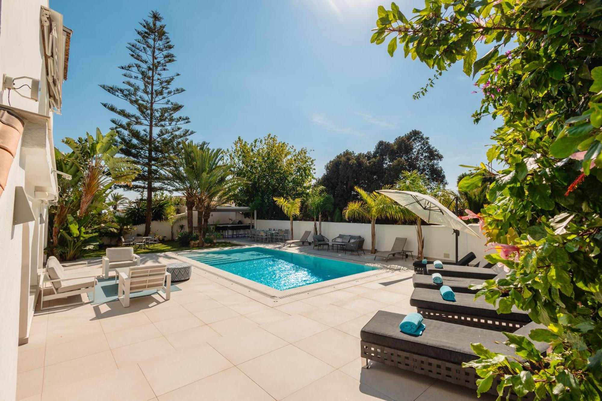 Casa de férias 6 Bedroom Villa, With Heated Pool And Sea Views, Next To The Of Costabella
